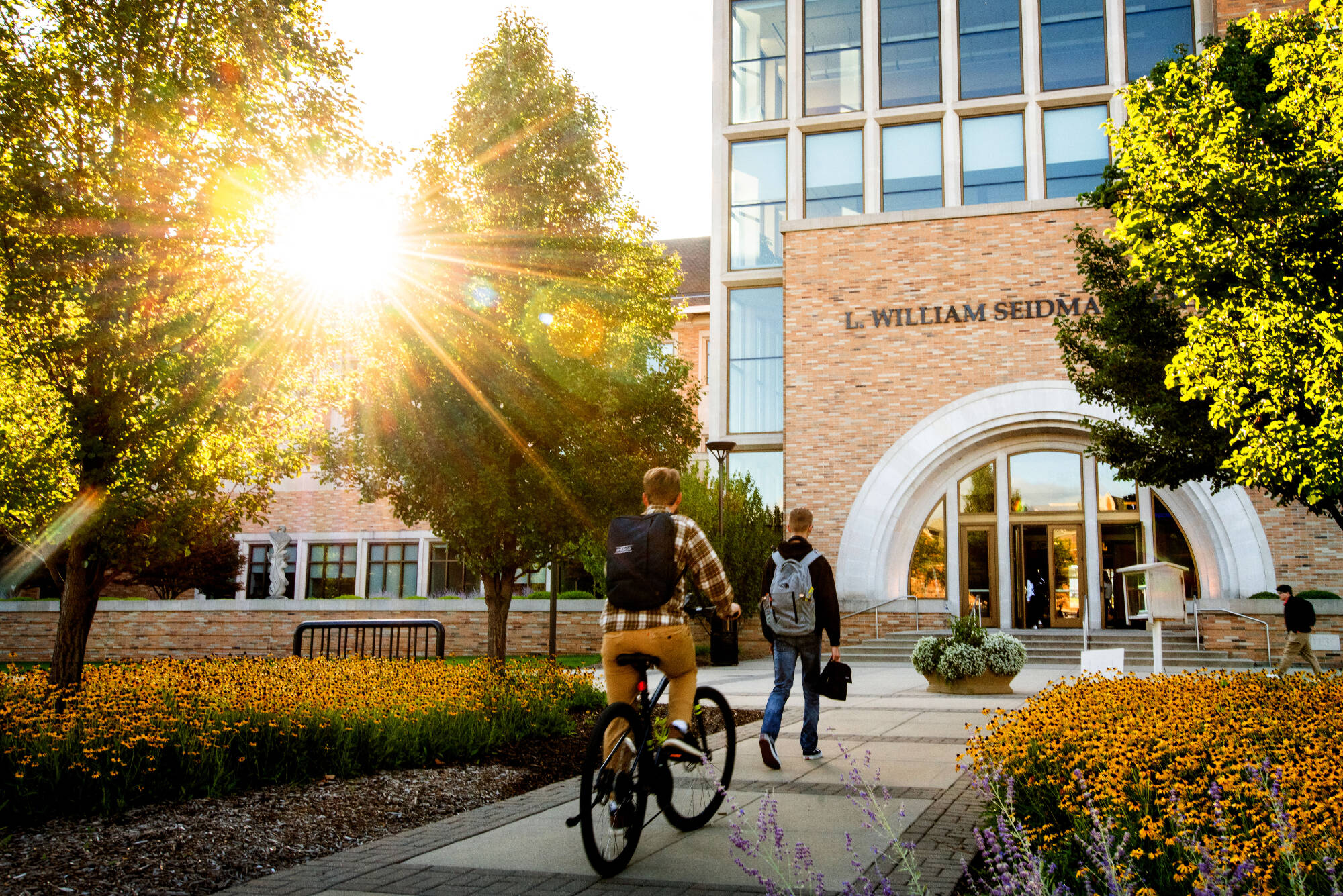 Students make their way to the Seidman Center on Grand Valley’s City Campus during the first day of classes August 25.
